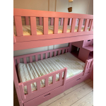 Oberes Bett mit Sicherheitsgeländer